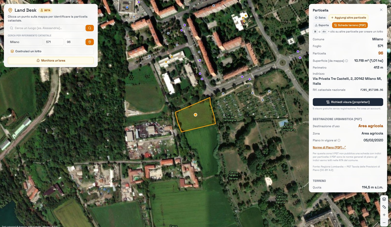 Il Land Desk: un terreno agricolo di un ettaro a Milano evidenziato sulla mappa satellitare e, a destra, la sua scheda con comune, foglio, particella, superficie, indirizzo, destinazione urbanistica e quota